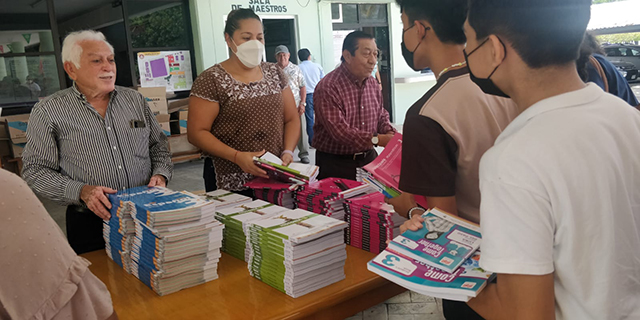 Alumnos de la secundaria Gonzalo Navarro reciben sus libros de texto