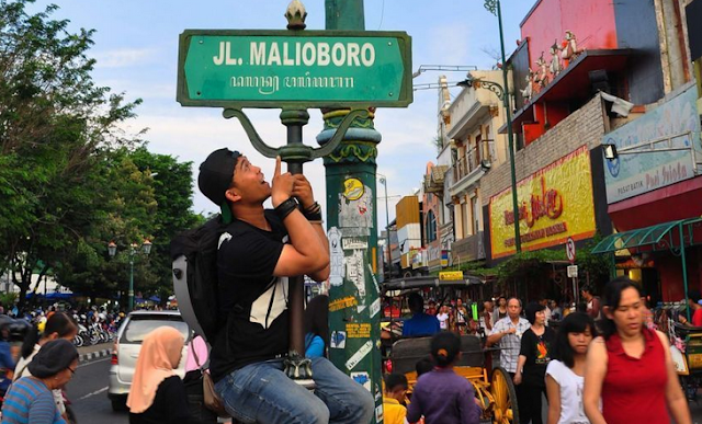 Berfoto di Plang Tulisan Jalan Malioboro