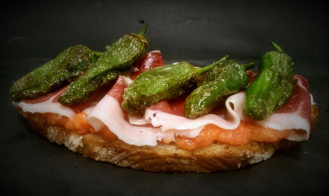 Tosta de jamón con tomate y pimientos de Padrón...