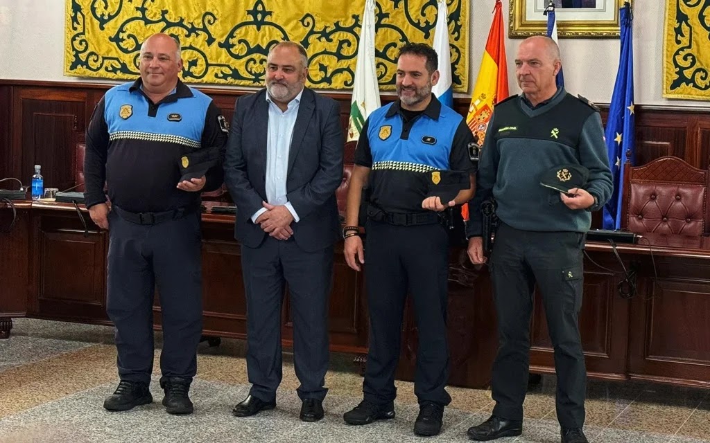 Agente junto al Alcalde, el Jefe de la Policía Local y el Comandante de Puesto de El Rosario de la Guardia Civil (Foto: Policía Local de Canarias Blog).