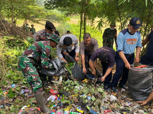 Kapolres Lebak Bersama Forkopimda Lebak  Bersihkan Sampah di Bantaran Sungai Ciujung