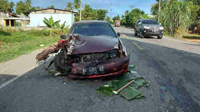 *Mobil Sedan Hindari Pemotor, Tabrak Truk Dari Arah Berlawanan, Di Aceh Timur*