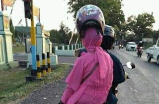  Bisa aja nih netizen yg ndapetin foto emak Model helm emak-emak yang bikin geli....😂😂