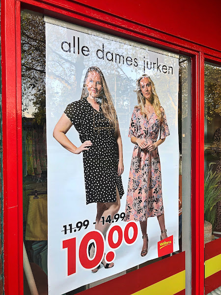 Wibra-reclameaffiche met de tekst 'alle dames jurken'