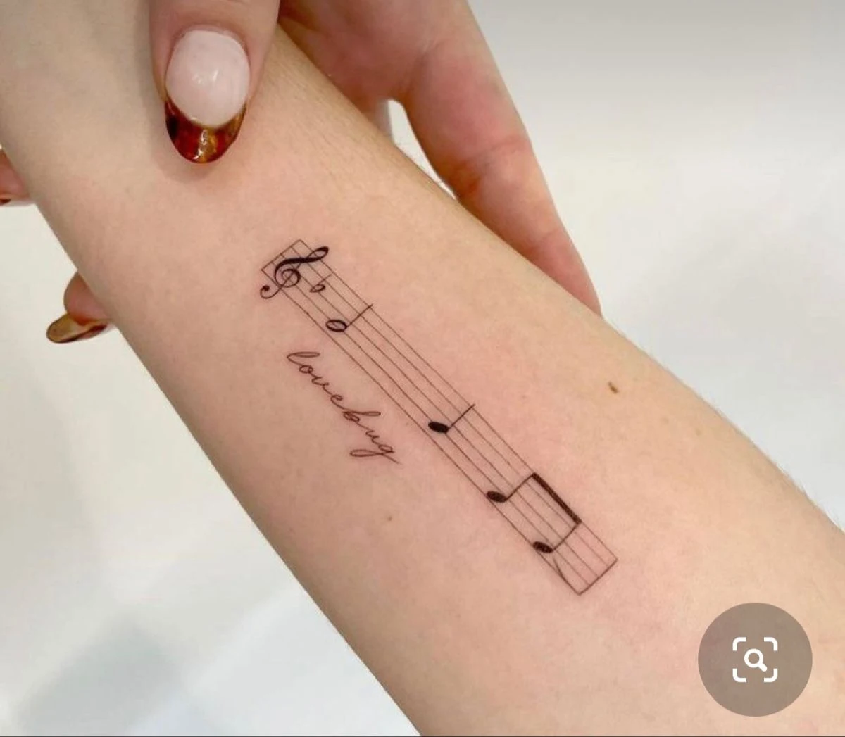 Vemos la foto de un tatuaje musical