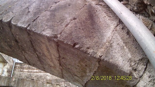 Stone connection at the right side