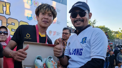 Bustan Kagawa Mendapat Bonus Sepatu Bola Dari Anggota DPRD Bulukumba