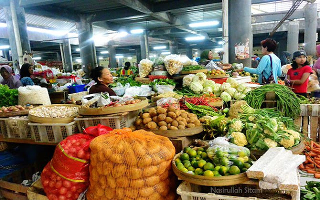 Berbagai sayuran dan bumbu dapur yang dijual di pasar