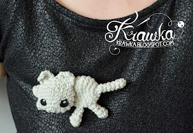 Krawka: Grey cat, white kitten, brooch and hairpin free crochet pattern.