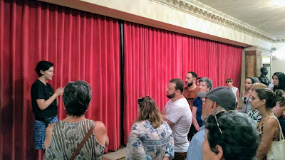 guia Diana fala sobre o teatro aos visitantes