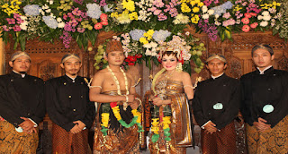 Anak muda melestarikan tradisi upacara pengantin adat Jawa