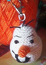 http://mrisolganchillo2.blogspot.com.es/2015/01/llavero-de-olaf-amigurumi.html