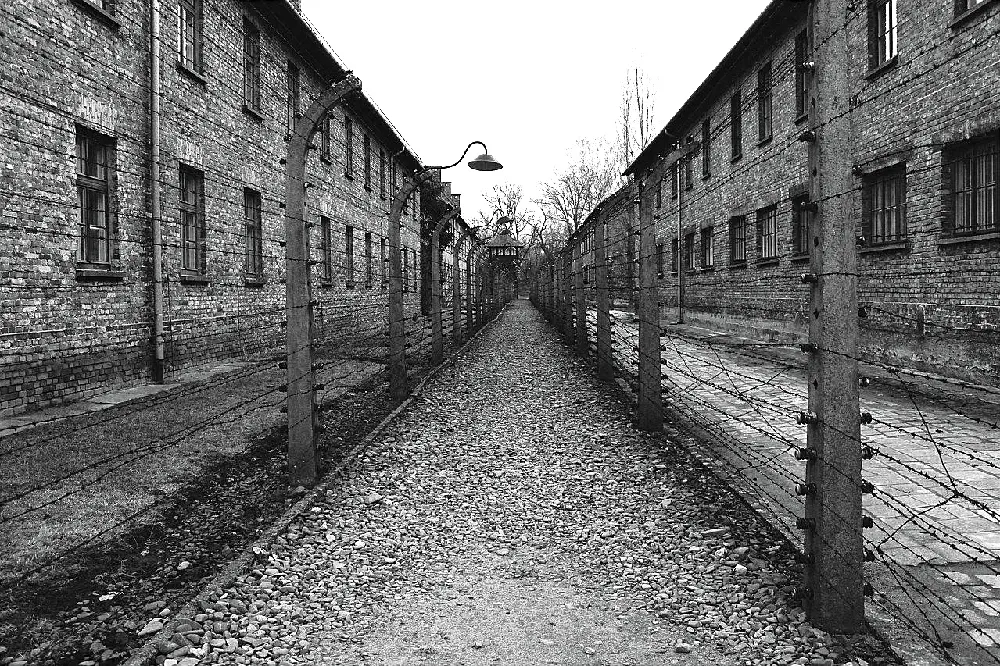 Las mujeres una vez llegados a los campos de concentración nazis dejaban de menstruar
