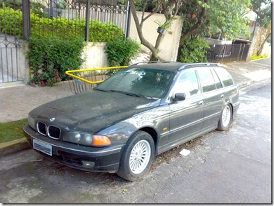 BMW 528i abandonada