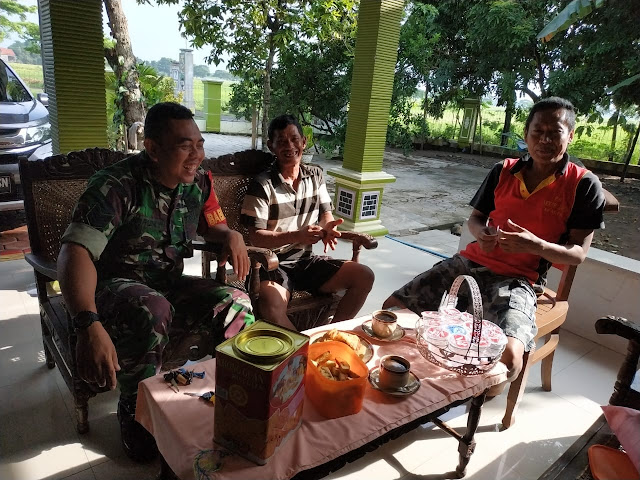 Kodim Sragen - Babinsa Karangtengah Imbau Warganya Waspada Banjir