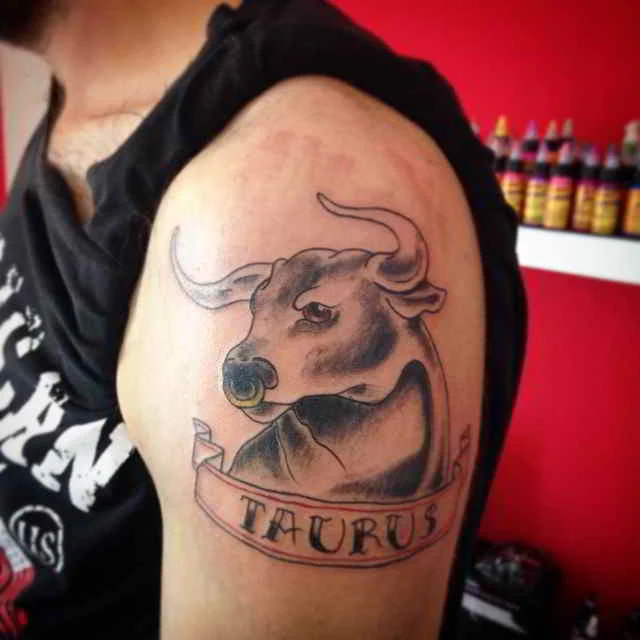 Tatuaje de tauro en el brazo