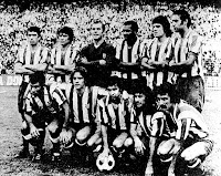CLUB ATLÉTICO DE MADRID. Temporada 1975-76. Alberto, Marcelino, Reina, Luis Pereira, Leal y Eusebio; Baena, Leivinha, Gárate, Rubén Ayala y Capón. CLUB ATLÉTICO DE MADRID 4 U. D. SALAMANCA 1. 28/09/1975. Campeonato de Liga de 1ª División, jornada 4. Madrid, estadio Vicente Calderón: 65.000 espectadores. GOLES: 1-0: 38’, Rubén Ayala. 2-0: 43’, Leivinha. 3-0: 57’, Leivinha. 4-0: 67’, Leivinha. 4-1: 70’, Víctor Soler.