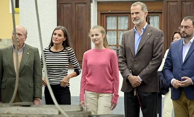 Crown Princess Leonor wore a fuchsia wool cashmere sweater by Laura Bernal. Queen Letizia wore stripe wool sweater by Boss