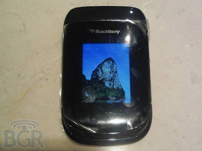  BlackBerry 9670 Clamshell Images  