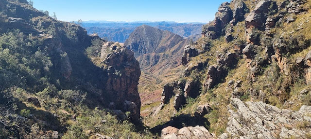 In den nächsten Mai Wochen stehen viele pastorale Expeditionen in entlegene Dörfer in den Bergen Boliviens an. Neben dem Wort Gottes bringe ich auch Schulmaterial für die Kinder und gebrauchte Kleidung für Kinder und Erwachsene mit. Nicht alle Dörfer sind mit dem Auto erreichbar. Besucher aus Europa dürfen mich auf eigene Gefahr begleiten.