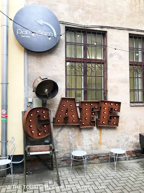 Parunāsim kafe'teeka. Mazā Pils iela 4, Centra rajons, Rīga, cafe sign