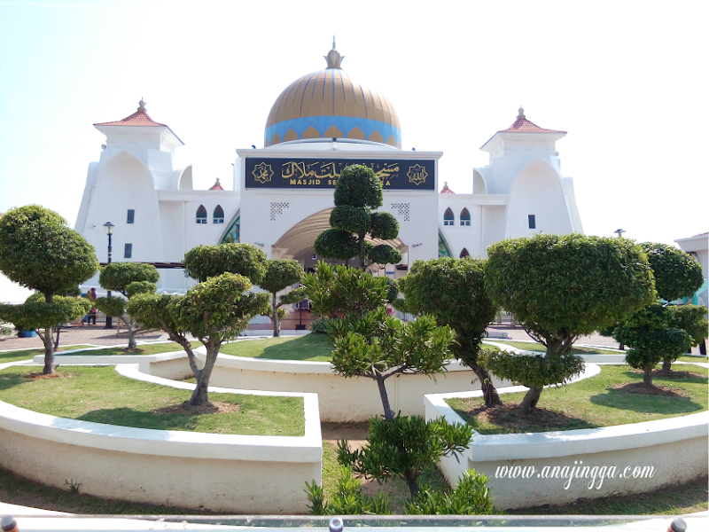 Masjid Selat Melaka - Masjid Terapung Terindah di Melaka