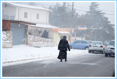 FRATE CHE DURANTE UNA NEVICATA VA IN CHIESA