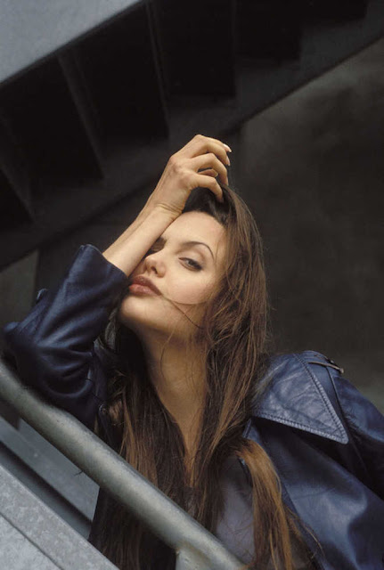 Bộ ảnh áo tắm năm 16 tuổi của Angelina Jolie gây chú ý