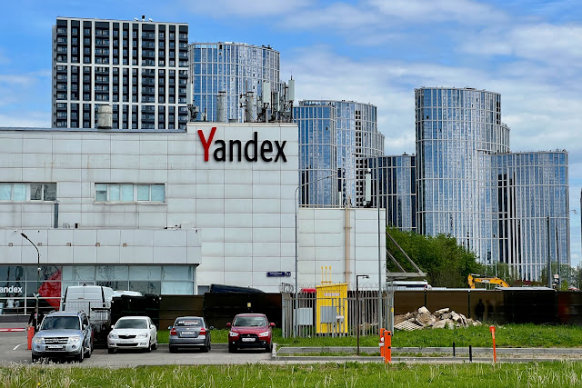 Аминьевское шоссе, площадка базирования машин компании «Яндекс», Yandex, строящийся жилой комплекс «Вестердам», строящийся жилой комплекс «Крылья»