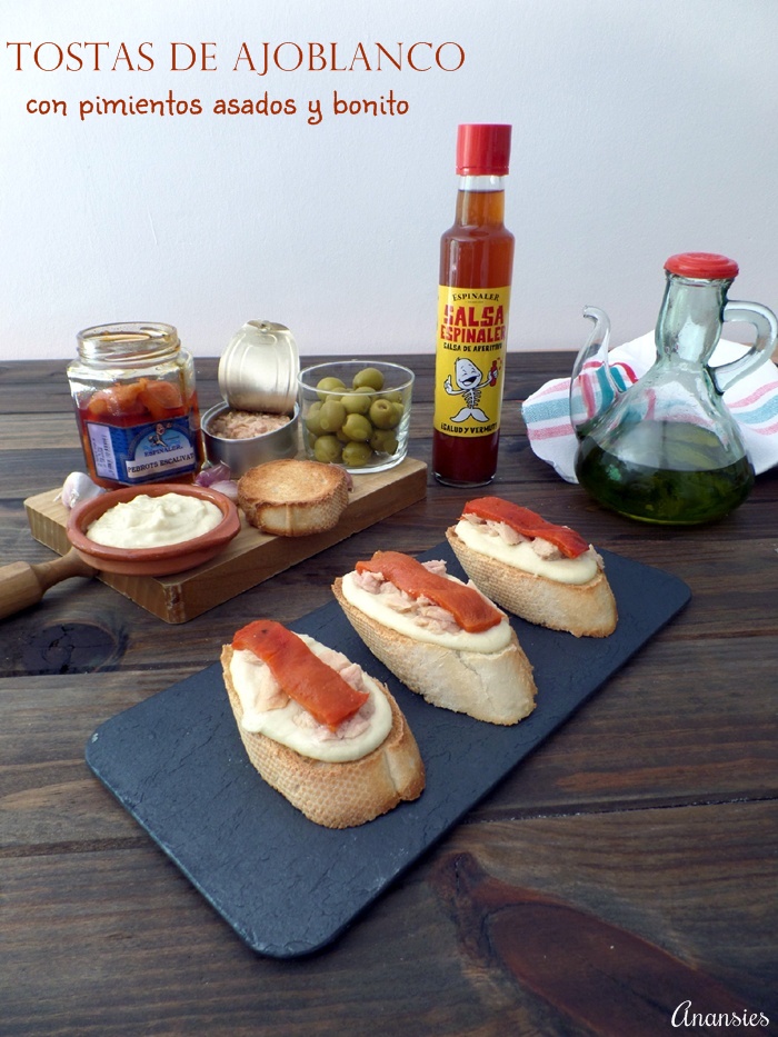 Tostas de ajoblanco con pimientos asados y bonito