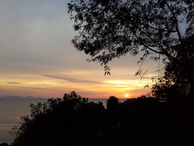 pemandangan matahari terbenam di pulau sayak