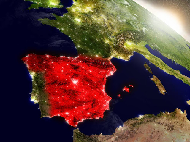 Imagen de satélite donde se ve el sureste de Europa, donde España tiene un color rojo muy vivo, como si ardiera, y el resto de países alrededor tienen los colores normales de una imagen de satélite