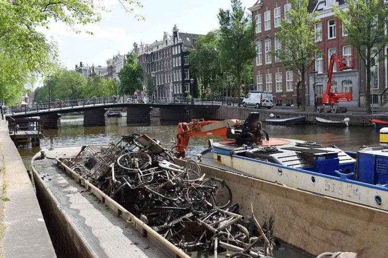 bicycle-fishing-amsterdam-canals-4