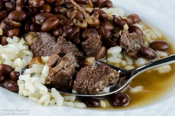 Alubias negras con arroz y carne