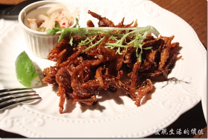 台北-美麗華金色三麥。單點，七味麥香雞軟骨。這個表面似乎有沾麥芽糖，吃起來稍微有點黏黏甜甜的。