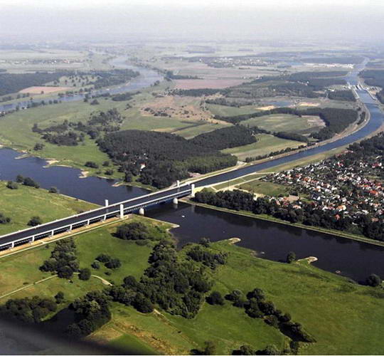 magdeburg water bridge5%255B2%255D Sungai di Atas Sungai