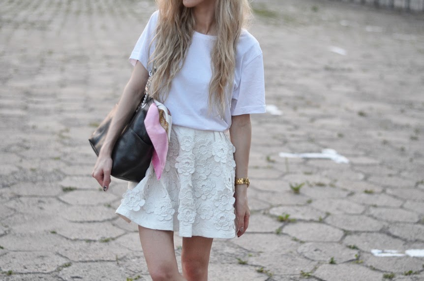 http://www.chicwish.com/white-3d-flower-embellished-jacquard-skater-skirt-3910.html