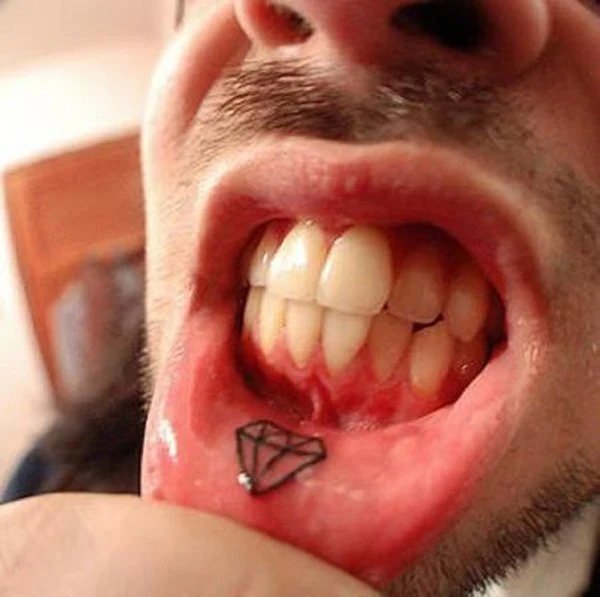 tatuaje de diamante en los labios de un chico