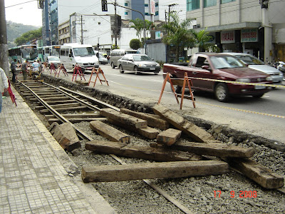 Obras de instalação dos trilhos de bondes na Avenida São Francisco em Santos - SP - Foto de Emilio Pechini em 17/09/2008