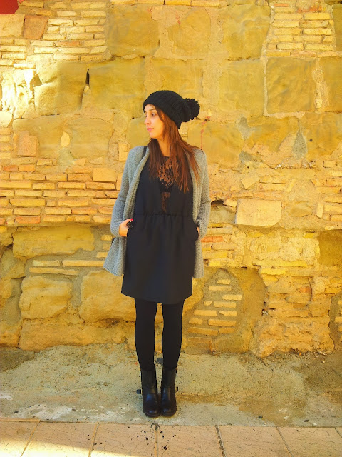 Outfit grunge, con vestido lencero de Pepa Loves, chaqueta tricot Hollister, botas biker y gorro de lana de Zara.