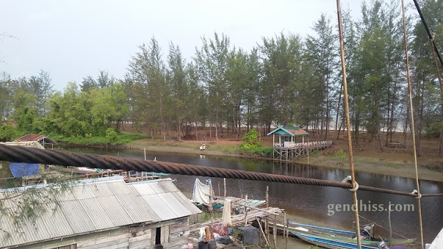 Pemandangan sungai dari ujung jembatan