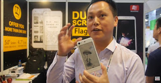 Representante de Huateng mostrando el Flag D1