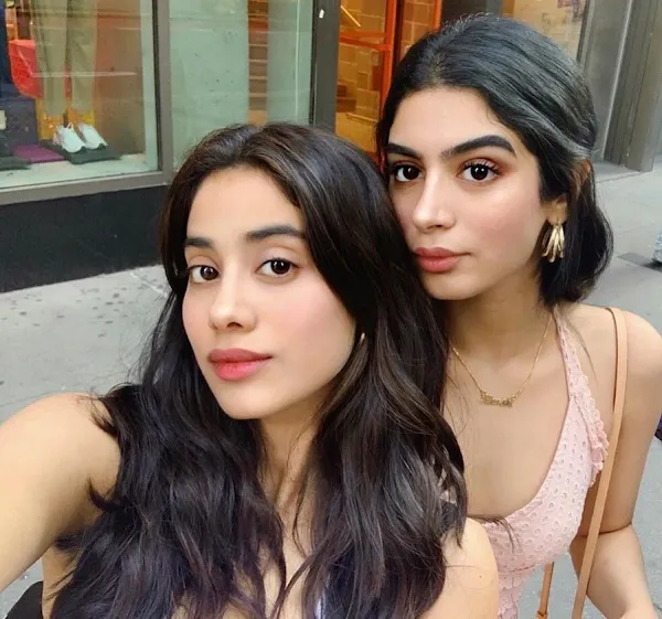 janhvi khushi kapoor bollywood sisters selfie