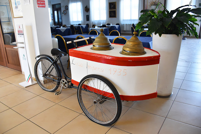 Carretto dei gelati esposto nello stabilimento balneare Lido Impero