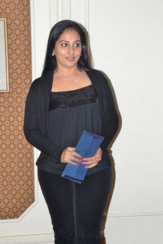 Tamil Actress Gayathri in Black Dress Photos hot images