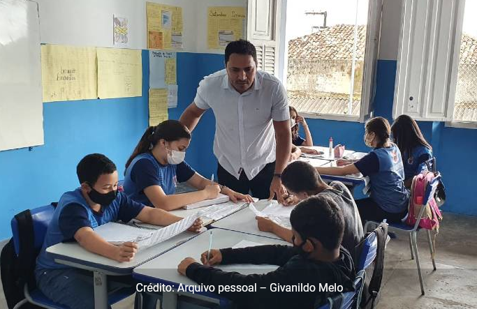 No interior da Paraíba, professor usa bulas de remédio para ensinar matemática