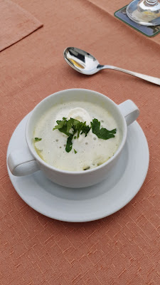 Feine Kräutlsuppe mit Sahnehäubchen