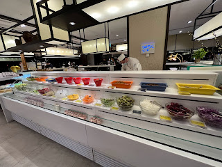 宜蘭住宿推薦,宜蘭悅川酒店在宜蘭礁溪鄉.ppt狂推親子飯店,提供親子遊樂設施還有飯店人員帶親子活動.很適合家長帶著四歲以下小幼童去放電一下.飯店內的羅琳西餐廳餐飲品質也不錯,可以直接買一泊一食或一泊二食,自助式餐飲融合宜蘭在地美食,吃完小朋友可以在餐廳外搭小火車.遊樂設施都在室內,不受宜蘭天氣影響。