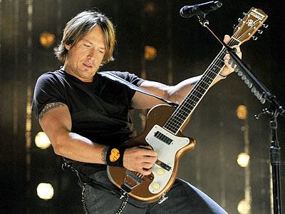 Foto de Keith Urban tocando en concierto