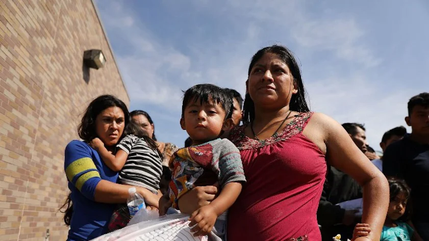 Madres indocumentadas en albergues celebran su día con alivio y esperanza